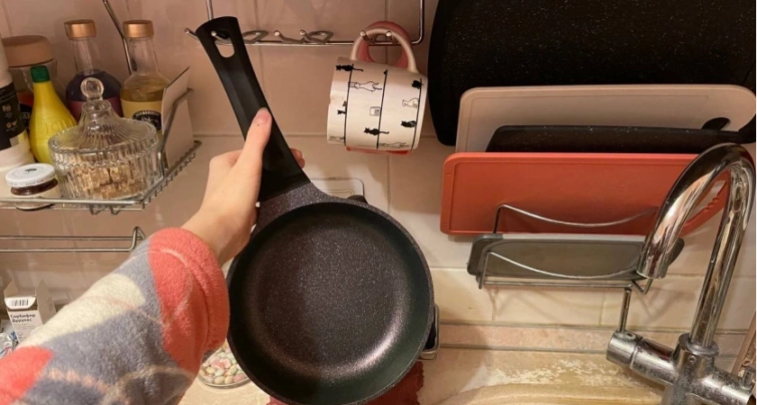 Не для крючка: вот зачем на самом деле нужна дырка в ручке сковороды — мало кто знает и пользуется