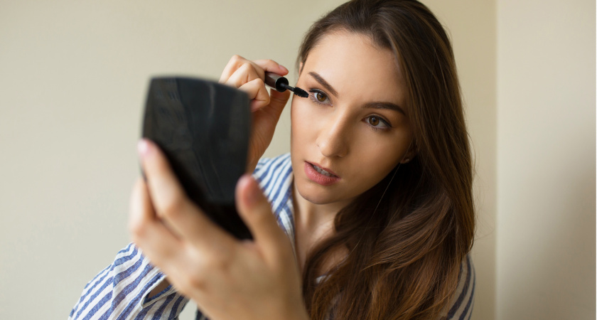 2 капли в сухую тушь — и красит как новая: экономный трюк для каждой красотки