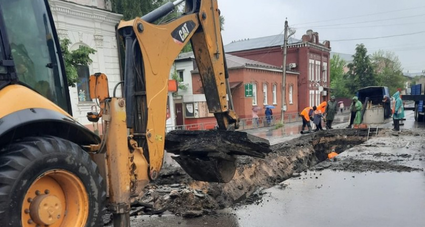 В Тамбовской области перекрыли улицу — начали менять канализацию, от которой зависят школы и больницы