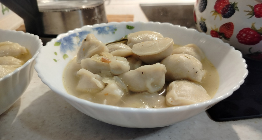 Пельмени будут вкуснее всего на свете: вот что нужно добавить в кастрюлю при варке — не лук и не перец