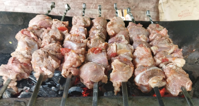 Не лимон и не кефир: в чём хитрые хозяйки выдерживают мясо для шашлыка — тает во рту, гости умоляют дать рецепт