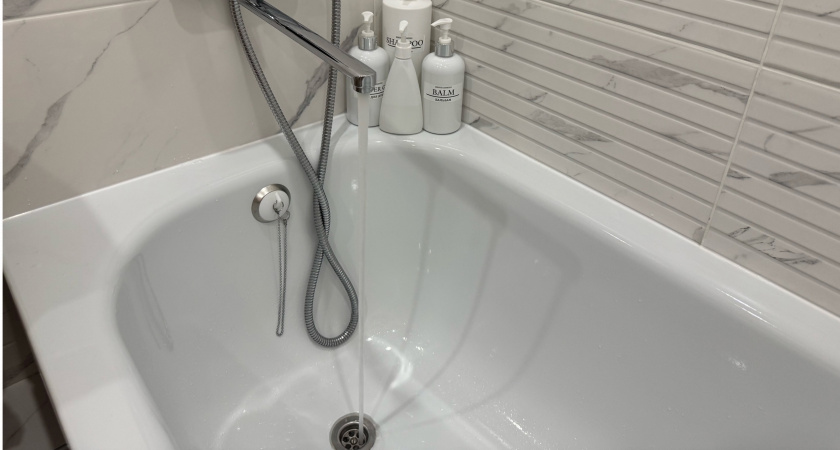 Разводим 50 граммов — и ванна сияет даже в темноте: никакой ржавчины и налета — классный лайфхак