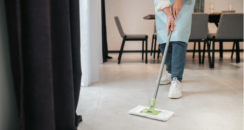 Тяжелое ведро за собой не таскаю, а полы мою в два раза быстрее: подруга из клининга раскрыла все секреты идеальной уборки