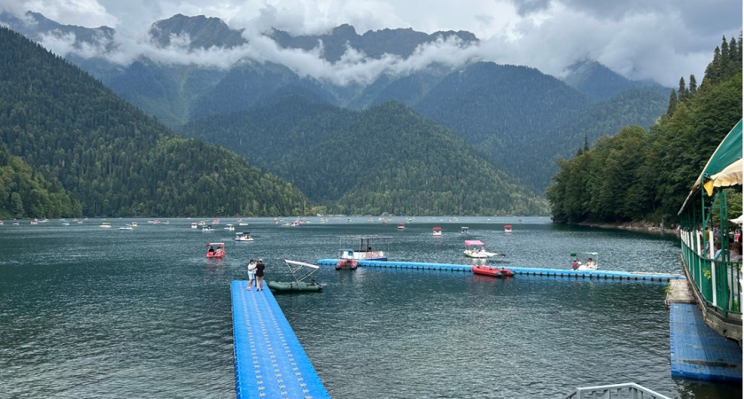 Купили дом мечты в Абхазии, сделали ремонт, а через год сбежали, бросив почти всё имущество: вот в чём причина