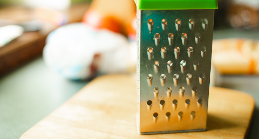 Ей пользуется 1% хозяек: зачем на само деле на квадратной терке сторона с колючими шипами