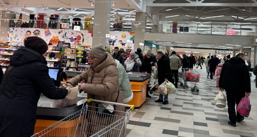 В магазинах больше не расплачиваюсь картой: оказалось все кассиры "Пятерочки" и "Магнита" внимательно смотрят на эти данные