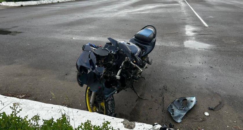 В Тамбовской области мотоциклист без прав влетел в бордюр на скорости и оказался в больнице