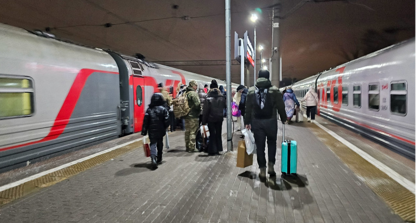 Забудьте про "доширак": опытные путешественники рассказали, что лучше всего взять в поезд, если ехать дольше суток