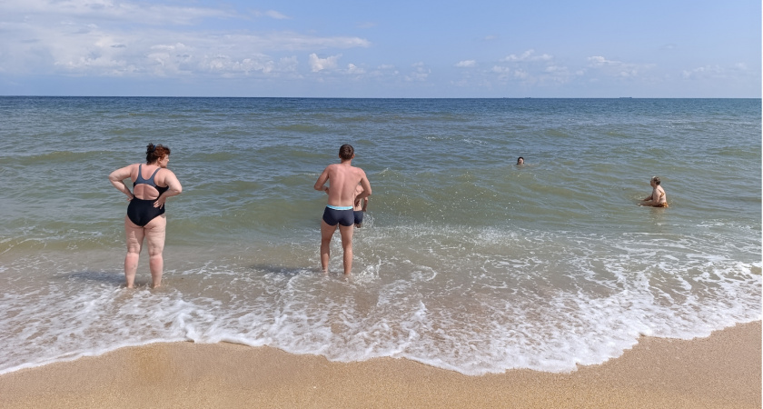 Купаться невозможно, люди просто сидят на берегу: с туристов в Анапе стали брать расписку о запрете купания в Черном море