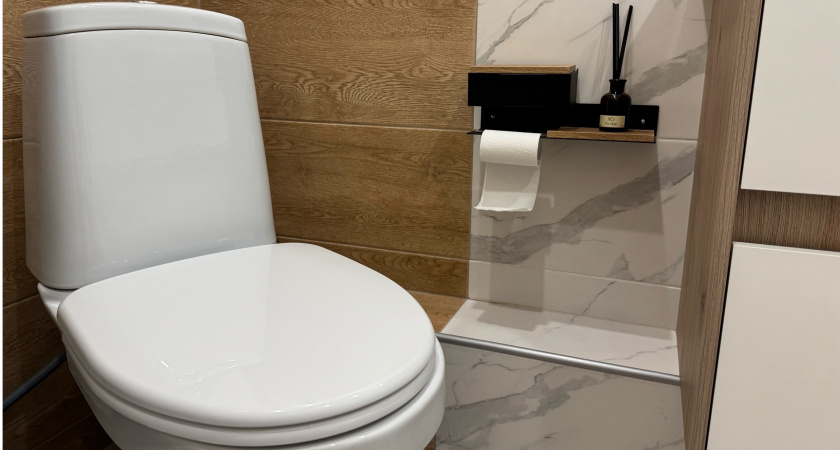 Продуманные хозяйки выливают в унитаз стакан растительного масла: Вот зачем так делают — мало, кто догадается