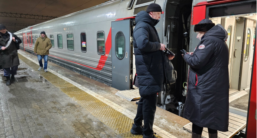 "Когда я вошел в купе, на моей полке лежали сразу двое": 4 забавные истории про обмен полками в поезде