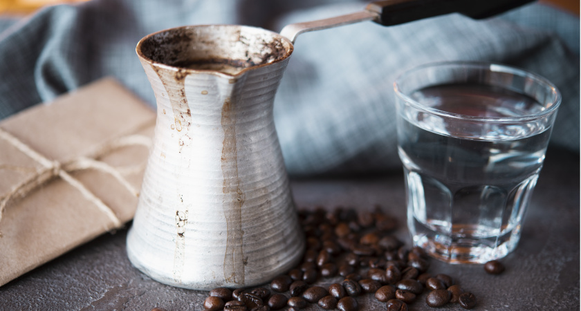 Опытные хозяйки яичную скорлупу берегут как зеницу ока: добавляют в этот напиток и восхищают гостей 