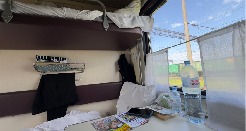 Забудьте про "Доширак": опытные путешественники рассказали, какую провизию взять в поезд, если ехать дольше суток