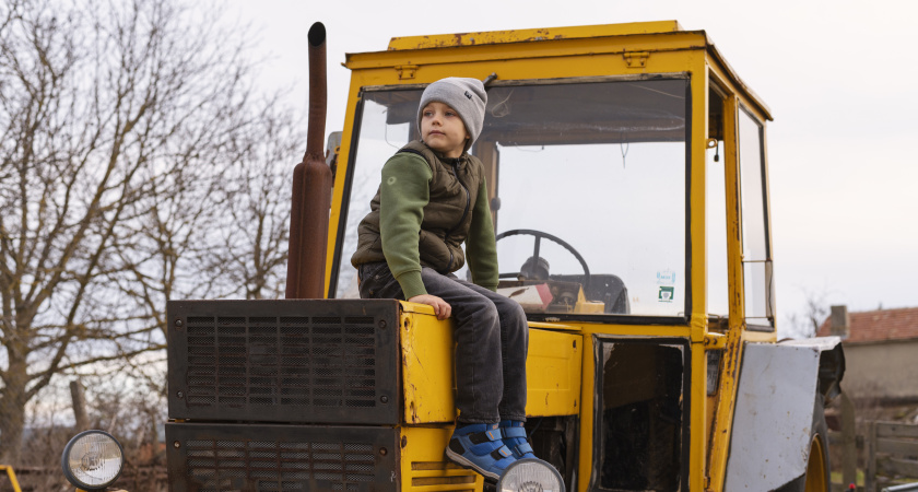 Так вот почему в СССР делали тракторы с рулем справа: оказывается, в этом был практический смысл
