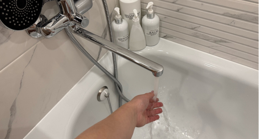 Разводим 50 граммов — и ванна сияет даже в полной темноте: ни ржавчины, ни налета — классный лайфхак