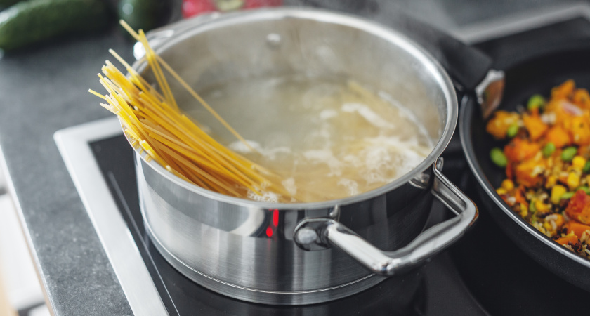 Не вздумайте выливать в раковину воду после варки макарон: сливаете жидкое золото напрасно