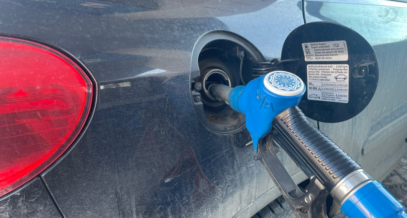 Опытный автомобилист рассказал, почему никогда не заправляет бак "под завязку": стоит запомнить