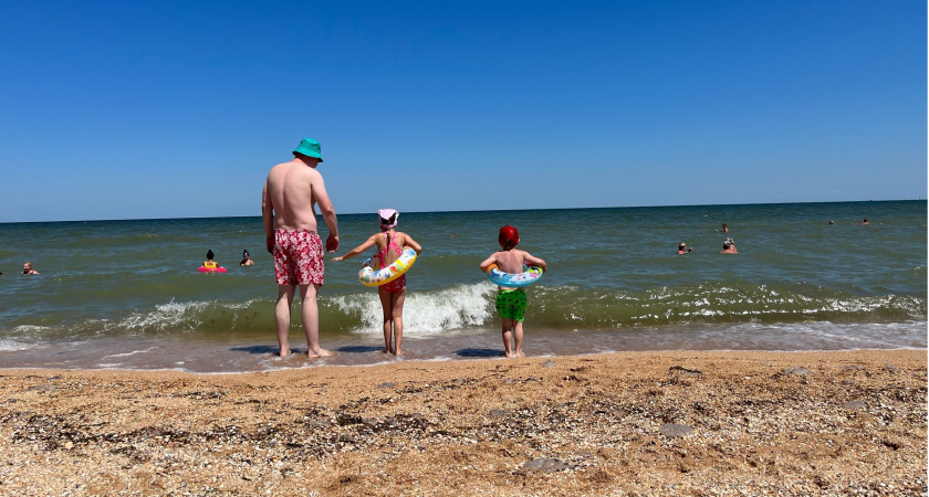 "Больше туда ни ногой — море воняет и дерут втридорога": честные отзывы туристов об известном курорте на Черном море