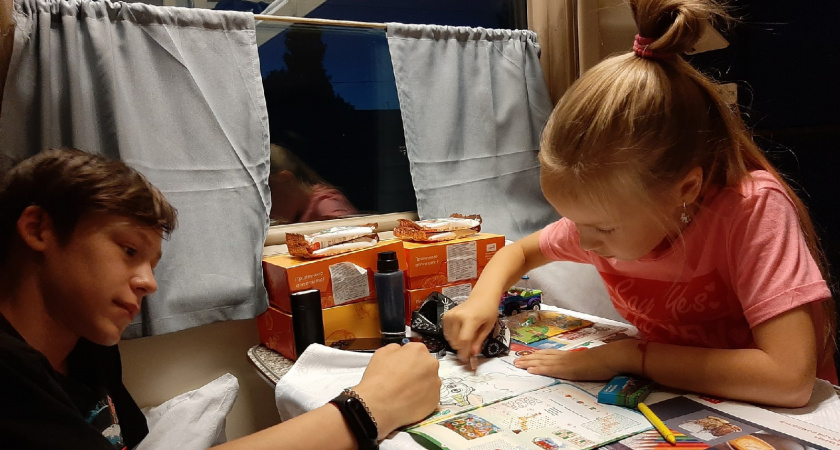 Борьба за нижние полки — в разгаре: мамочки придумали хитрый способ заставить пассажира снизу уступить место