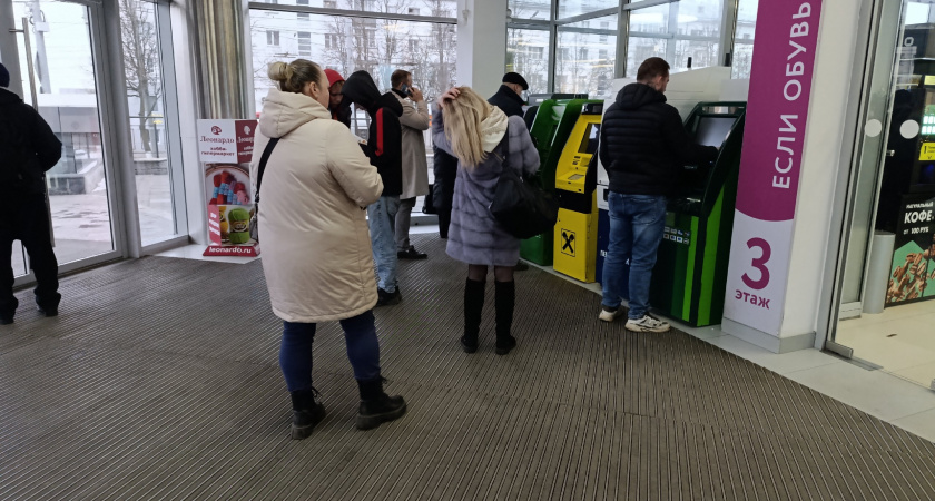 Лишитесь всех денег: эту ошибку после снятия наличных в банкомате "Сбербанка" допускают миллионы россиян
