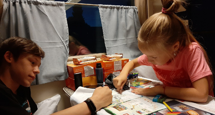 Путешествуя с детьми, выкупаю купе в поезде целиком — но тут проводник мне заявляет: "Так делать нехорошо"