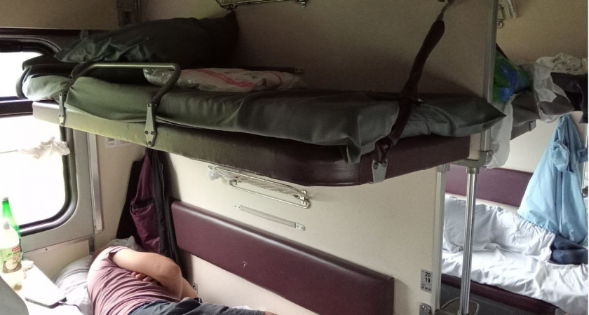 "Матрас придется сжечь, воняет": 4 безумных случая из путешествий в поездах РЖД — и не только