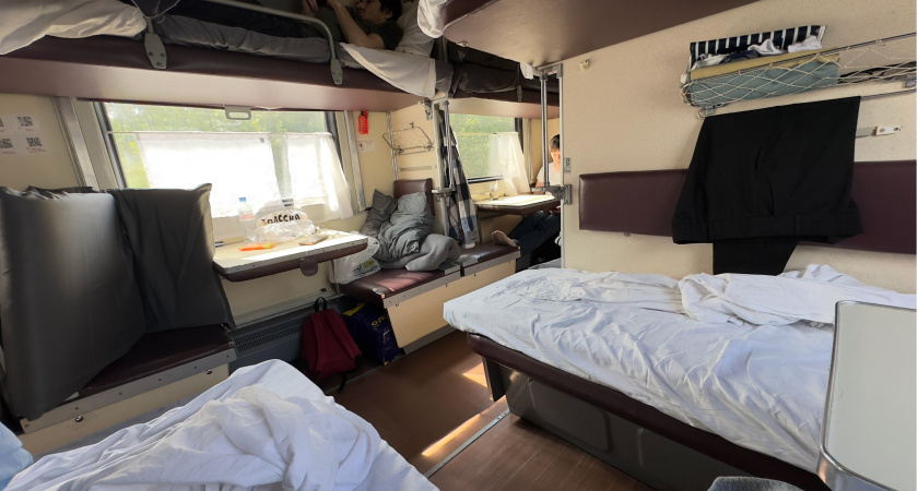 Беру 38-е место - и в поезде еду как царица: бывалые путешественники не просто так выбирают боковушку у туалета