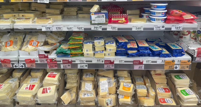 Бывшая сотрудница популярного супермаркета рассказала, почему никогда не покупает фасованный сыр и колбасу