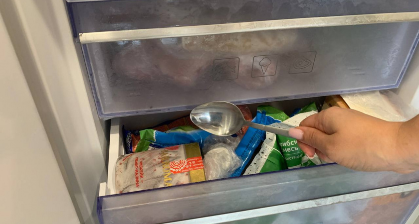 Соседка рассказала, зачем в морозилке всегда держит ложку - теперь тоже так делаю