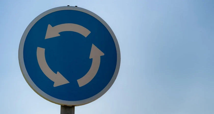 Верховный суд постановил: какой поворотник следует включать водителю при въезде на кольцо — правый или левый