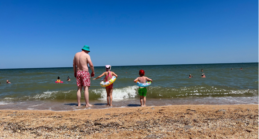 Купаться нельзя, все сидят на берегу: Азовское море преподнесло неприятный сюрприз отдыхающим