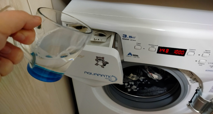 Стакан при стирке — и вещи белее первого снега: замешиваю в стиралку вместе с порошком это дешевое средство — не нарадуюсь результату