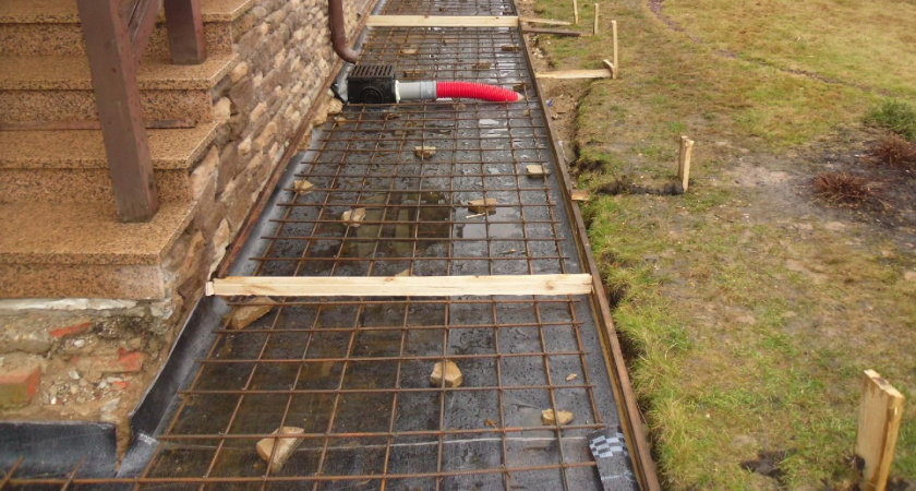 Как сделать "вечную" отмостку: один простой шов спасет ваш дом и бюджет — обходимся без дорогих пластиковых разделителей