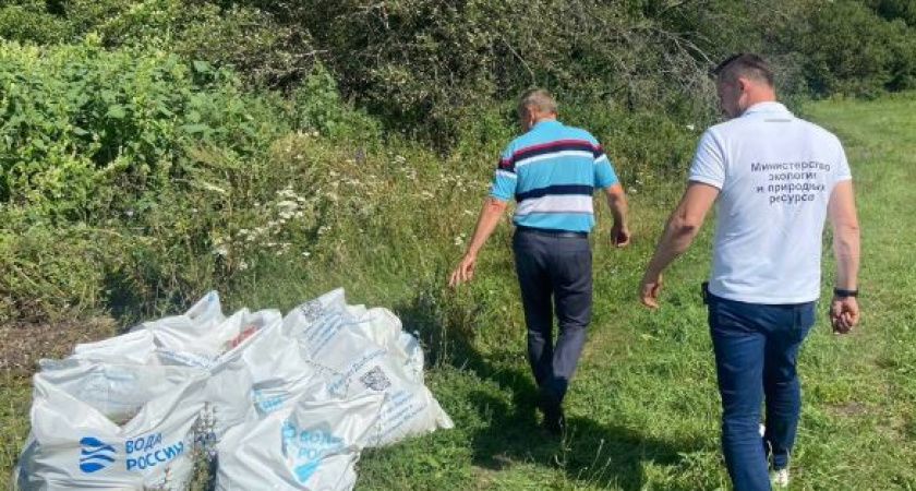 Активисты привели берег реки Питимка в надлежащее состояние