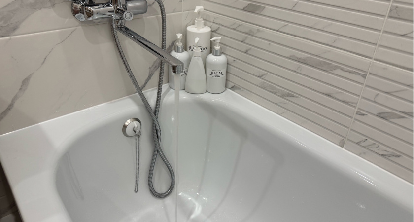 Опытные хозяйки перед уборкой наливают газировку в ванну: результат впечатляет - ни налета, ни ржавчины