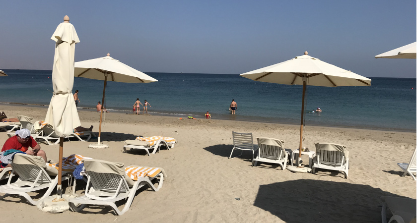 Почему в отелях за границей русские туристы предпочитают купаться в море, а иностранцы - нежиться у бассейна?