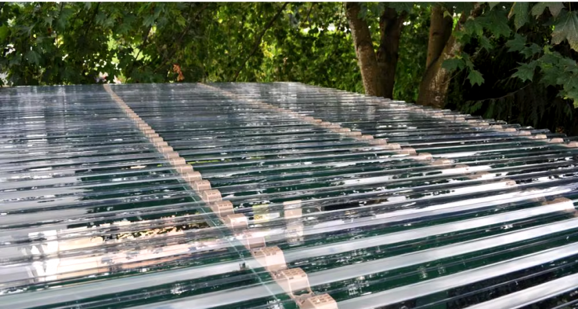 Продают на всех стройрынках, заранее зная результат: продавцы скрывают главный недостаток прозрачного профлиста