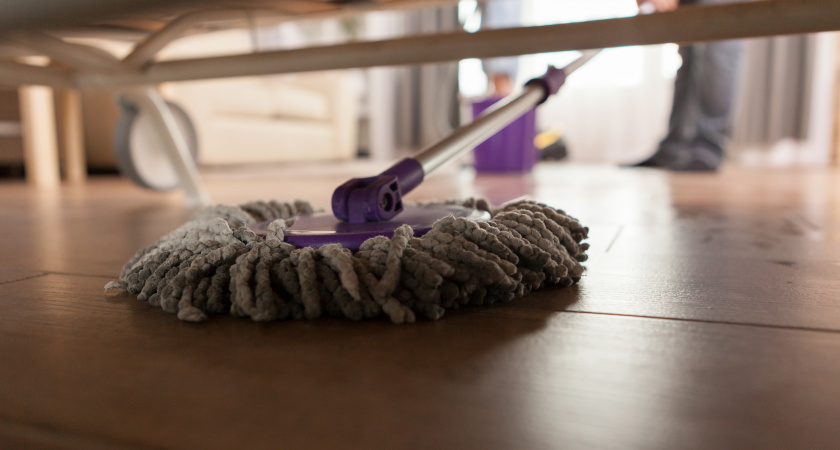 Начала мыть полы солёной водой — перемены заметили сразу же: вот зачем нужно добавить приправу в ведро