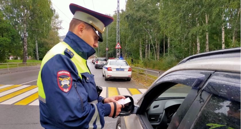 Остановил инспектор ГАИ? Никогда не доставайте документы первым! Вот как правильно себя вести и избежать штрафа