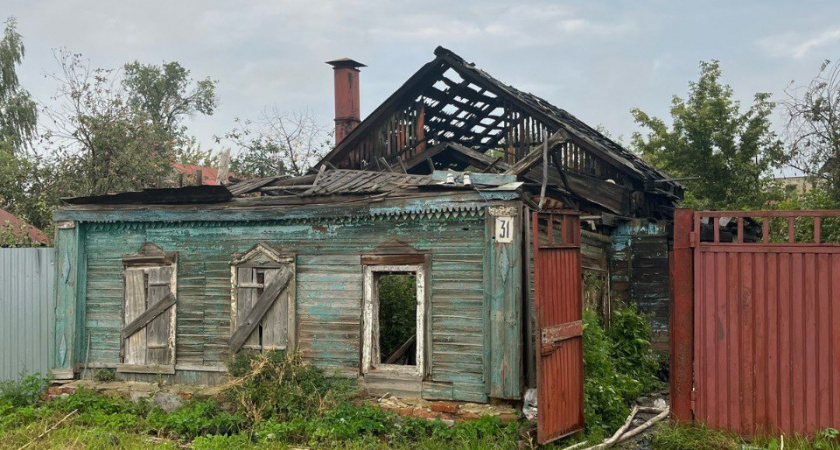 В Тамбове выясняют обстоятельства гибели мужчины на пожаре в нежилом доме