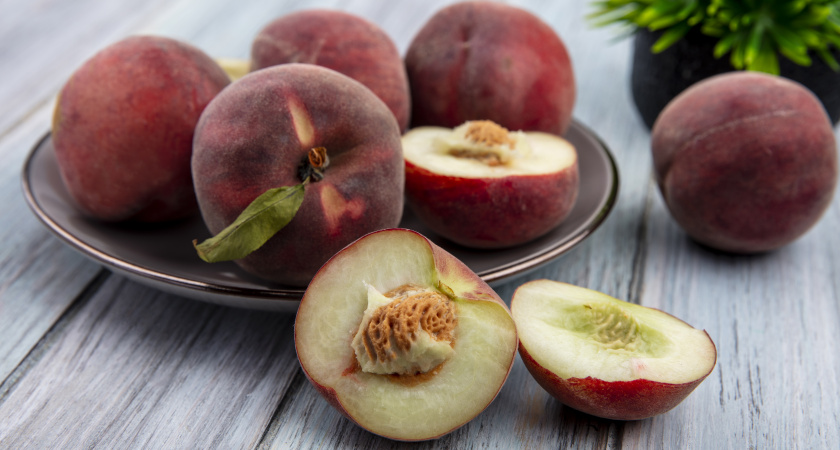 Как сделать "деревянные" персики спелыми и сочными за 1 ночь — кладем в пакет вместе с этим продуктом