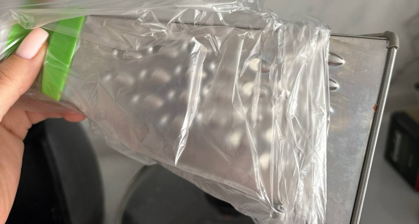 Зачем опытные хозяйки оборачивают терку в целлофан: простое решение вечной проблемы