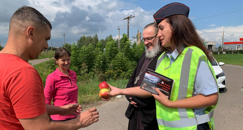 В Мичуринском округе инспекторы ГИБДД и священник поздравили водителей с Яблочным спасом