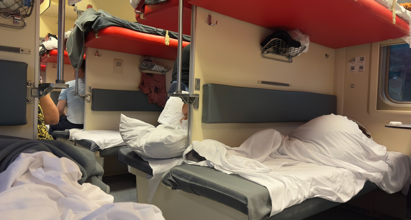 "Будьте начеку": Проводники рассказали, как пассажиры ухитряются стащить чужие вещи и имущество поезда