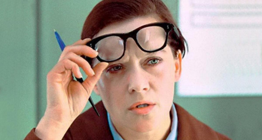 С накачанными губами и ресницами: как бы выглядела та самая Мымра, если бы “Служебный роман” снимали в наше время.