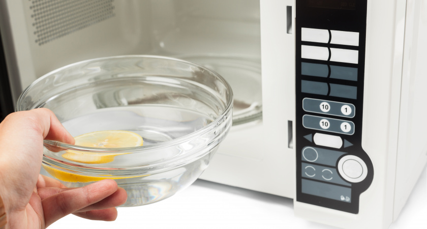 Не вздумайте ставить в микроволновку эти предметы: прибор вспыхнет за секунду