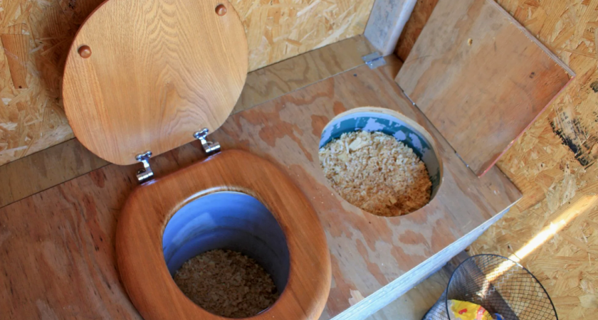 Послушал деда и забыл о неприятном запахе в дачном туалете: народные септики надёжнее дорогой химии