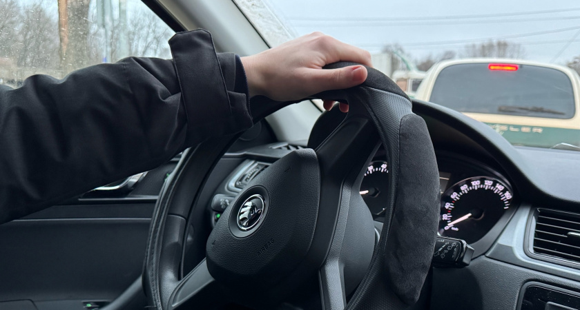 Двумя руками или одной? Как безопаснее всего держать руль, и почему не у всех получается это делать — советы экспертов