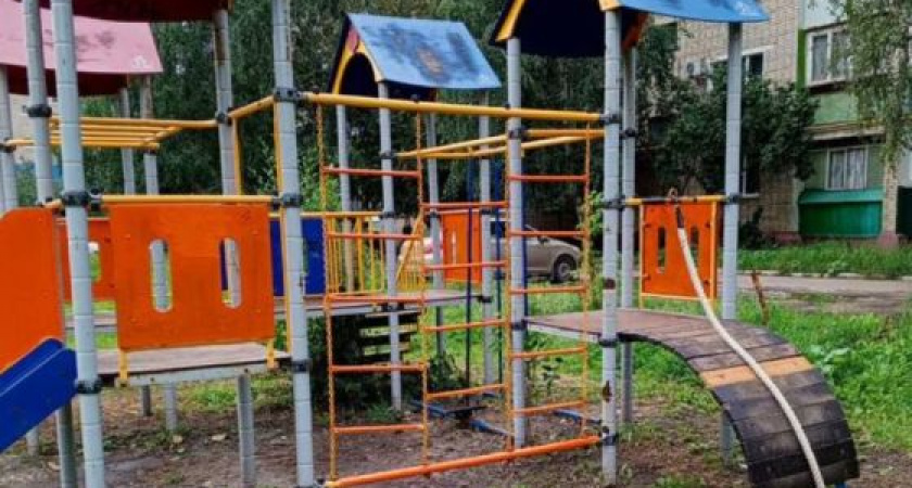 Победа общественников: в поселке «Строитель» навели порядок на детской площадке