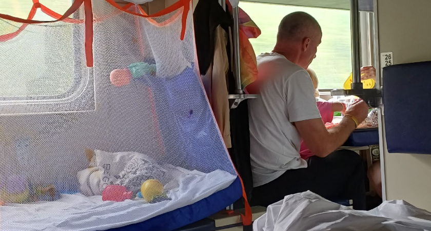 "Двое суток ада: детский крик, пеленки, весь стол был завален детскими вещами": 6 историй о тех, кто попросился с верхней полки вниз